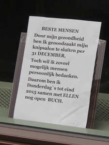 907917 Afbeelding van een A4-tje van Buch Agterberg (1944-2023) in de etalage van zijn kapsalon (Lauwerecht 4) te ...